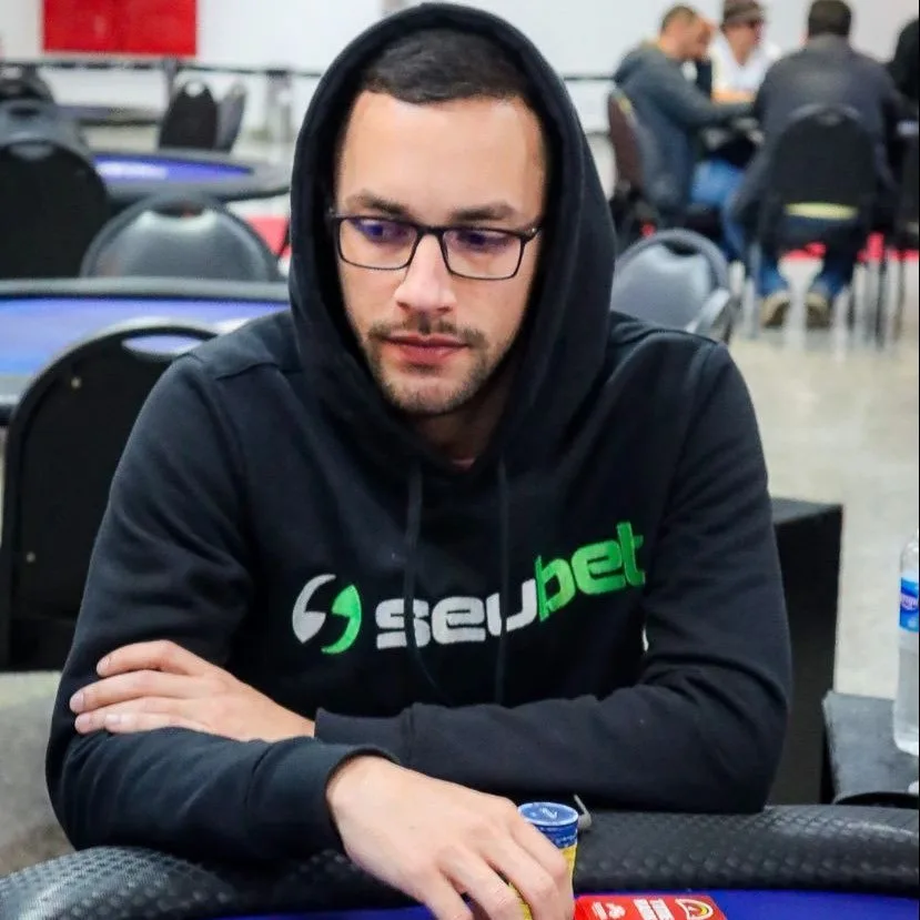 Matheus Bravim é coolerado no heads-up, mas tem grande performance e forra bonito com vice no Main Event Low do SCOOP